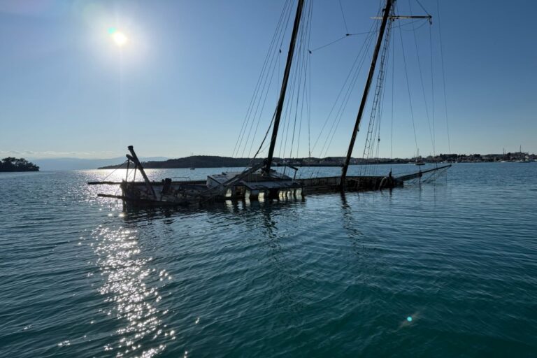 Εγκαταλελειμένο ιστιοφόρο στο Πορτοχέλι