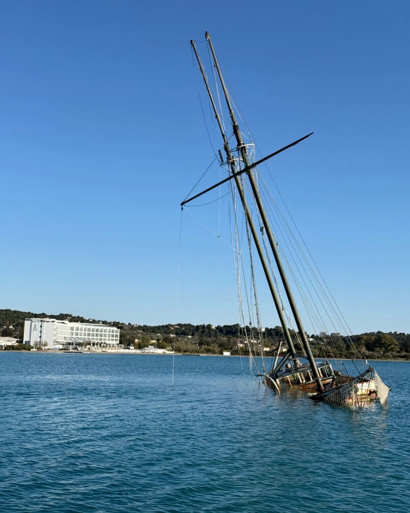Εγκαταλελειμένο ιστιοφόρο στο Πορτοχέλι
