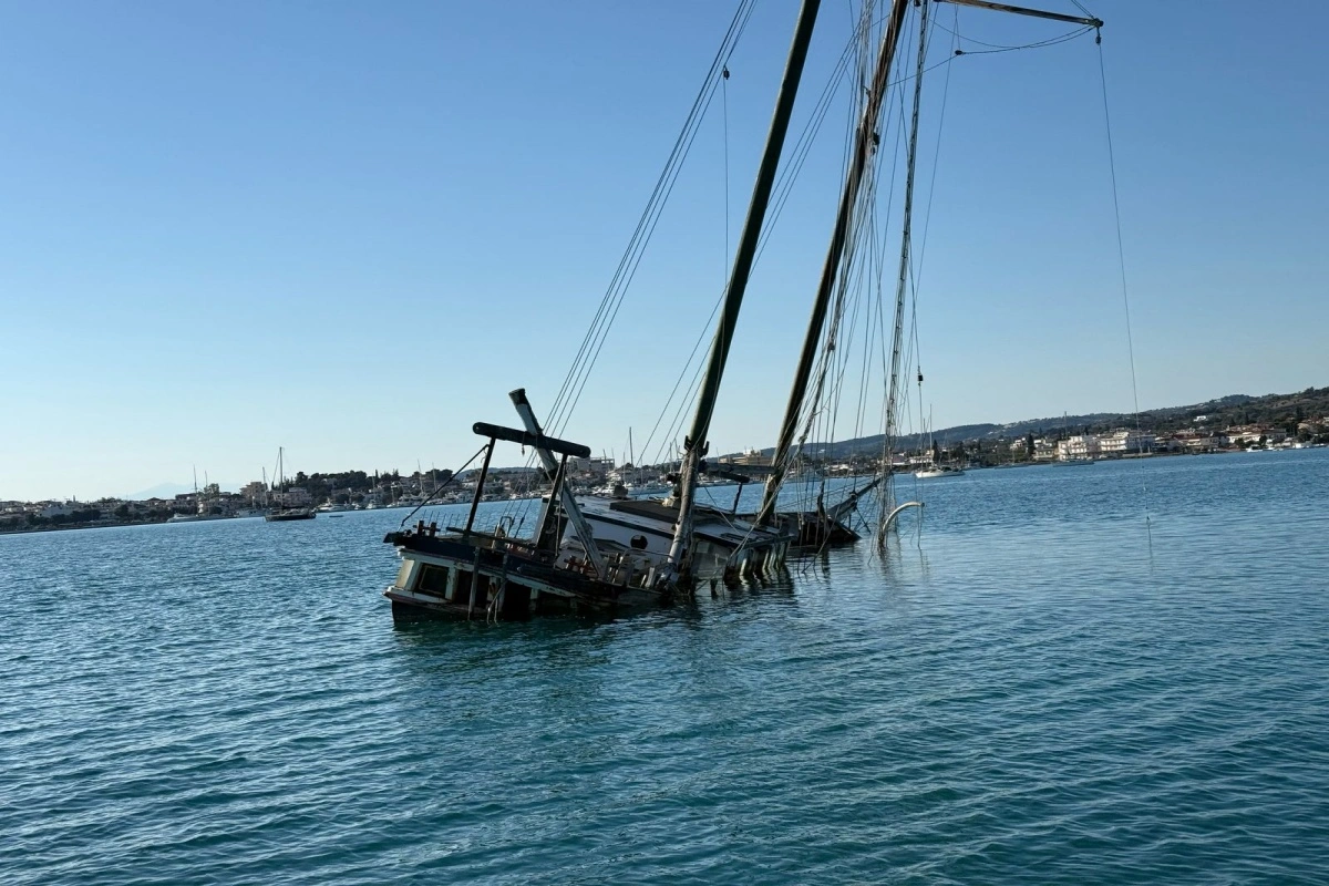 Εγκαταλελειμένο ιστιοφόρο στο Πορτοχέλι