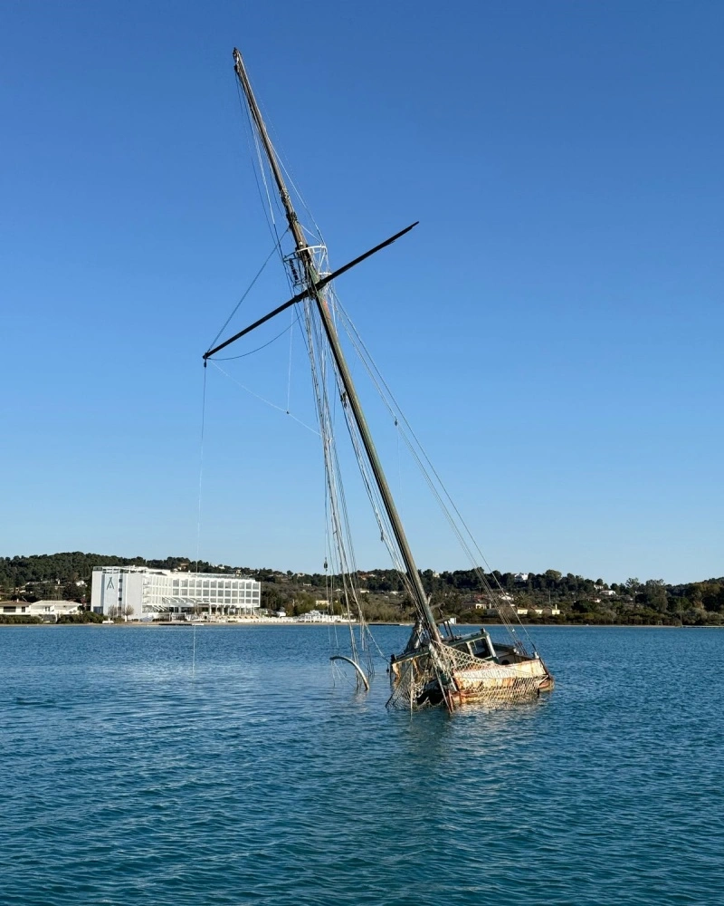 Εγκαταλελειμένο ιστιοφόρο στο Πορτοχέλι
