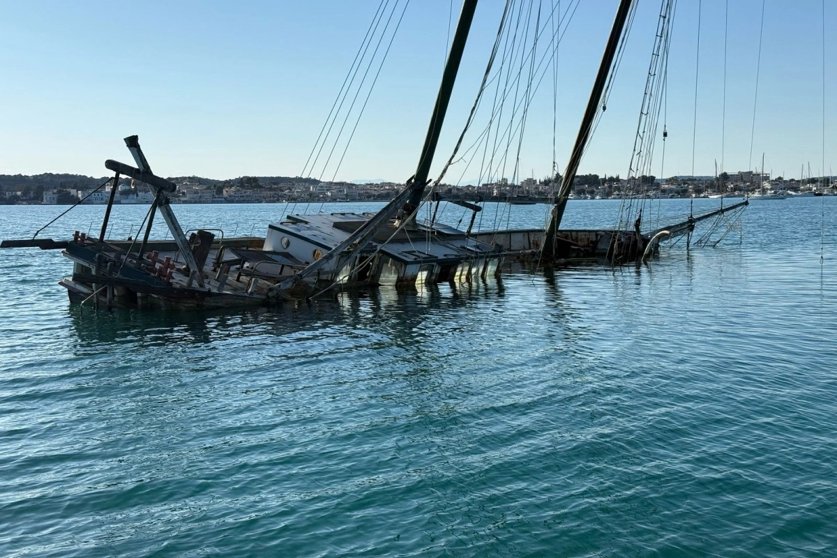 Εγκαταλελειμένο ιστιοφόρο στο Πορτοχέλι