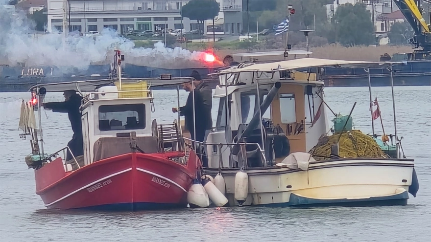 Κινητοποιήσεις από τους αλιείς: Διαμαρτυρία με καπνογόνα και φωτοβολίδες στον Θερμαϊκό και το Βόλο [βίντεο]