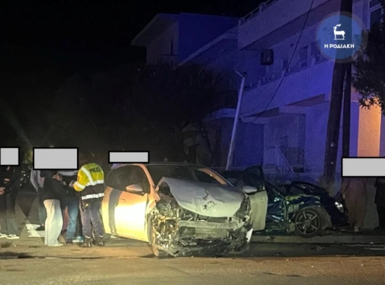 Σοβαρό τροχαίο στη Ρόδο: Το ένα από τα δύο Ι.Χ «καρφώθηκε» σε κολώνα – Δύο τραυματίες [εικόνες]