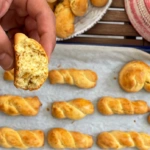 Τα αφράτα πασχαλινά κουλουράκια της γιαγιάς – Βήμα βήμα η συνταγή