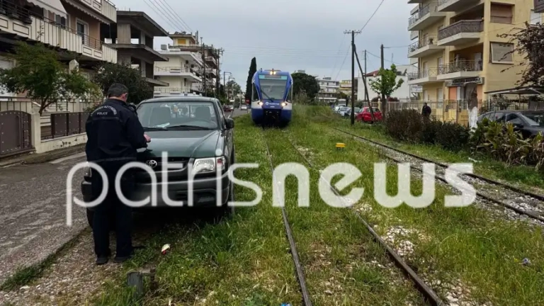 Πύργος: Οδηγός στάθμευσε το αγροτικό του πάνω στις ράγες – Δείτε τις εικόνες