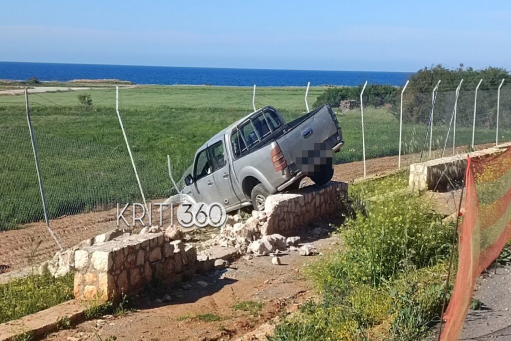 Χανιά: Τροχαίο με αγροτικό που καρφώθηκε σε φράχτη – Στο νοσοκομείο ο οδηγός [Εικόνες]