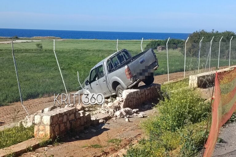 Χανιά: Τροχαίο με αγροτικό που καρφώθηκε σε φράχτη – Στο νοσοκομείο ο οδηγός [Εικόνες]
