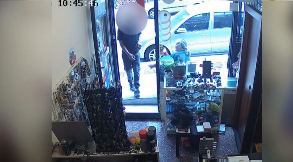 Εξάρχεια: Αφαιρούσε χρυσές αλυσίδες από το λαιμό ηλικιωμένων – Βίντεο ντοκουμέντο