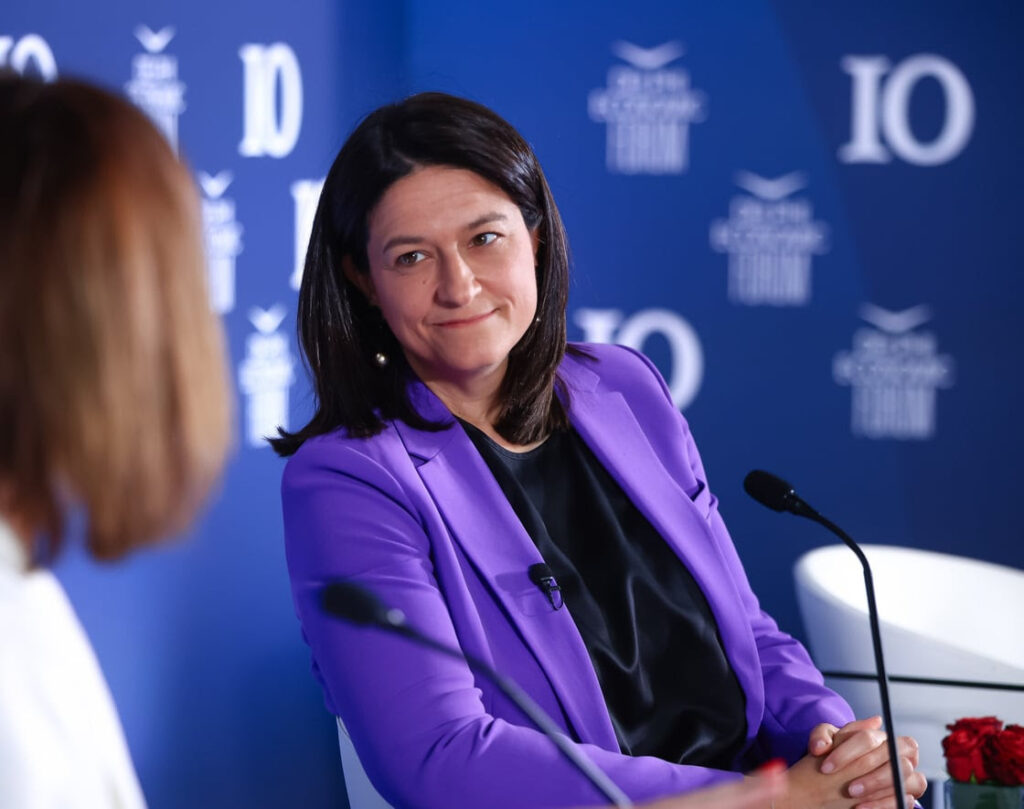 Νίκη Κεραμέως: Αυξάνεται η απασχόληση, μειώνονται οι ανισότητες