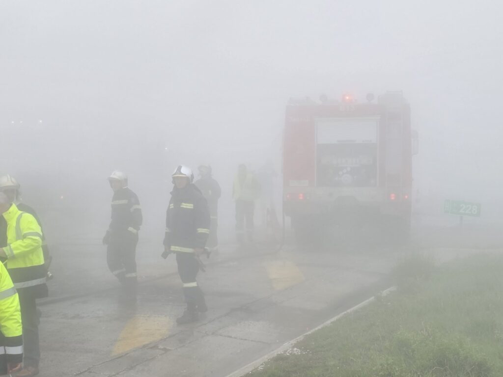 Πώς έγινε η τραγωδία στα διόδια Πολυμύλου: Αυτοκίνητο έκανε όπισθεν στη λωρίδα του e-pass και έπεσαν πάνω του το δεύτερο ΙΧ και το φορτηγό