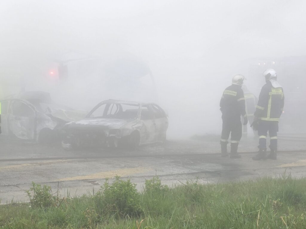 Πώς έγινε η τραγωδία στα διόδια Πολυμύλου: Αυτοκίνητο έκανε όπισθεν στη λωρίδα του e-pass και έπεσαν πάνω του το δεύτερο ΙΧ και το φορτηγό