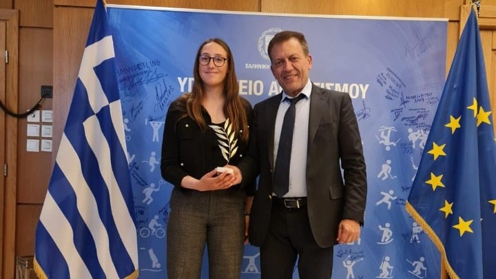 Ο Γιάννης Βρούτσης τίμησε την Ερμιόνη Γκίκα