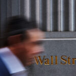 Ημερες κορονοϊού ζουν οι αγορές: Μαύρη Παρασκευή για τη Wall Street και τα άλλα Χρηματιστήρια – Πτώση πάνω από 2.200 μονάδες για τον Dow Jones