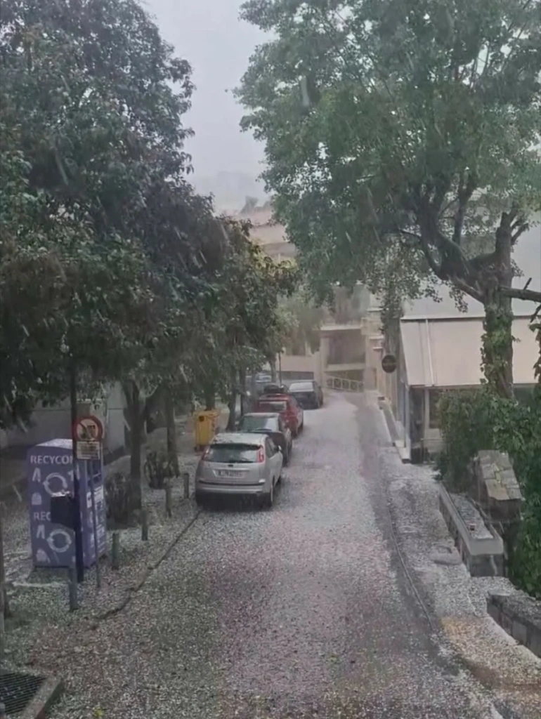 Ισχυρή χαλαζόπτωση έπληξε την Λιβαδειά [εικόνες – βίντεο]