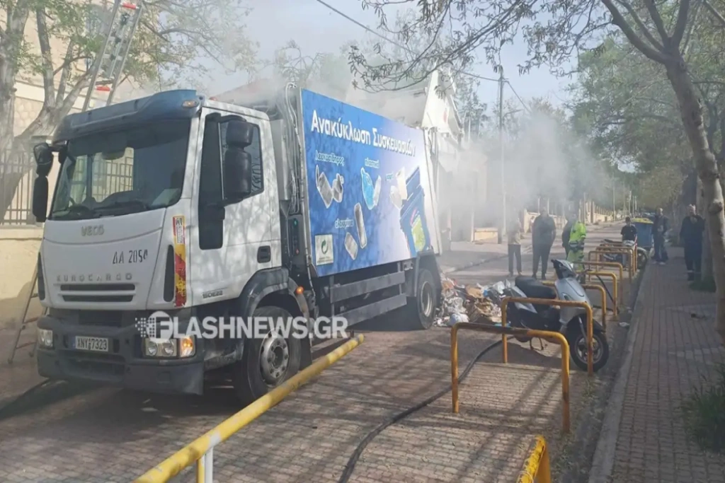 Χανιά: Απορριμματοφόρο ανακύκλωσης έπιασε φωτιά στο κέντρο της πόλης [Βίντεο]