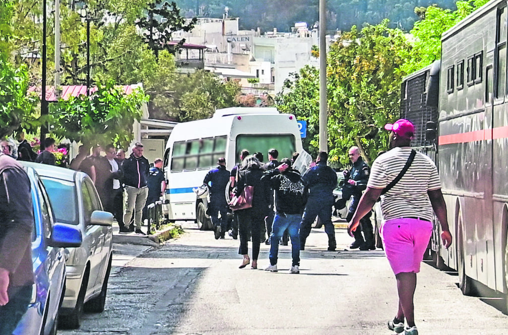 Ψάχνουν την «υπαρχηγό» για την επίθεση στη Νομική
