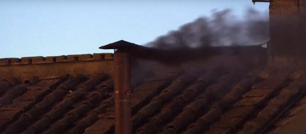 Βατικανό: Μαύρος καπνός στην Καπέλα Σιξτίνα – Την Πέμπτη η επόμενη ψηφοφορία για την εκλογή το