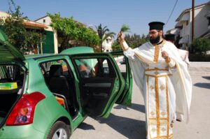 Σήμερα οι παπάδες αγιάζουν τα αυτοκίνητα - Δείτε γιατί