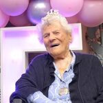 Το μυστικό της μακροζωίας: «Κάνω ό,τι θέλω» δηλώνει 115χρονη Βρετανίδα – Είναι (από σήμερα) η γηραιότερη γυναίκα