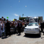 To Popemobile του Πάπα Φραγκίσκου θα μετατραπεί σε κλινική για τα παιδιά της Γάζας