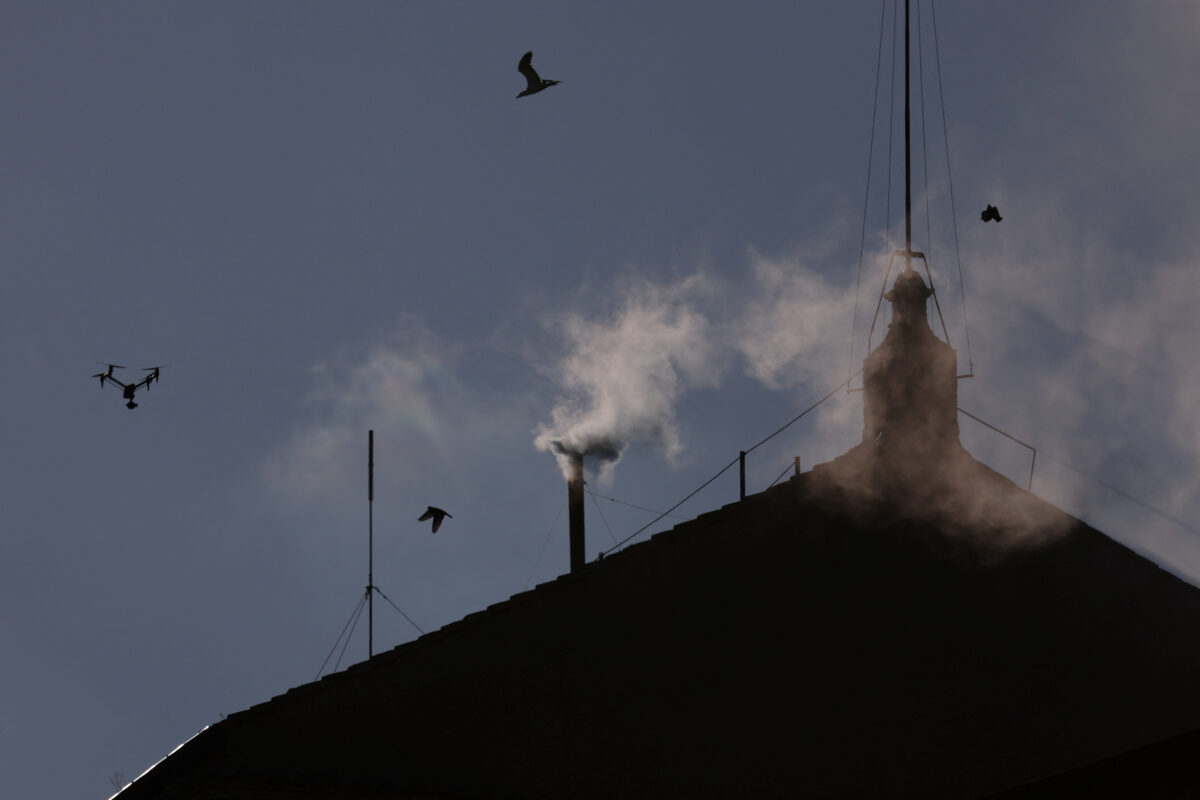 Δείτε live - Κονκλάβιο: Λευκός καπνός στην Καπέλα Σιξτίνα - Εξελέγη νέος Πάπας