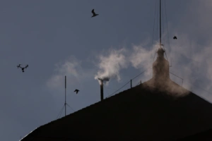 Δείτε live - Κονκλάβιο: Λευκός καπνός στην Καπέλα Σιξτίνα - Εξελέγη νέος Πάπας