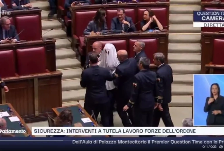 Ιταλία: Βουλευτής ντύθηκε φάντασμα και απεβλήθη από τη Βουλή [βίντεο]