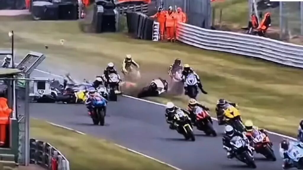 Μια ανείπωτη τραγωδία σημάδεψε το εναρκτήριο Σαββατοκύριακο του φετινού Βρετανικού Πρωταθλήματος Μοτοσυκλετών (BSB), με ένα φρικτό δυστύχημα στον δεύτερο αγώνα της κατηγορίας Supersport να κοστίζει τη ζωή σε δύο αναβάτες και να αφήνει έναν τρίτο σε κρίσιμη κατάσταση.