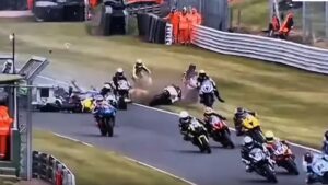 Μια ανείπωτη τραγωδία σημάδεψε το εναρκτήριο Σαββατοκύριακο του φετινού Βρετανικού Πρωταθλήματος Μοτοσυκλετών (BSB), με ένα φρικτό δυστύχημα στον δεύτερο αγώνα της κατηγορίας Supersport να κοστίζει τη ζωή σε δύο αναβάτες και να αφήνει έναν τρίτο σε κρίσιμη κατάσταση.