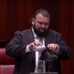 Βουλευτής αποχαιρετά το Κοινοβούλιο πίνοντας μπύρα από το παπούτσι του – Αντιδράσεις από την έλλειψη σεβασμού (βίντεο)