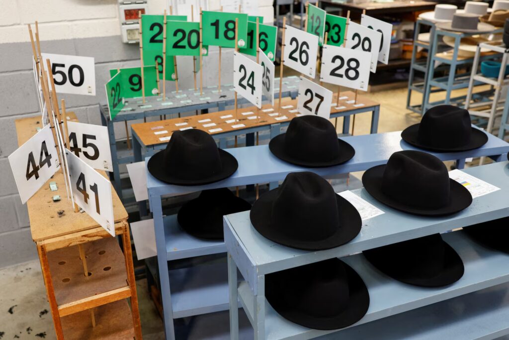 Ισπανία: Ο εμπορικός πόλεμος που έχει κηρύξει ο πρόεδρος Τραμπ θέτει σε κίνδυνο την επιχείρηση Ισπανού κατασκευαστή καπέλων για Ορθόδοξους Εβραίους