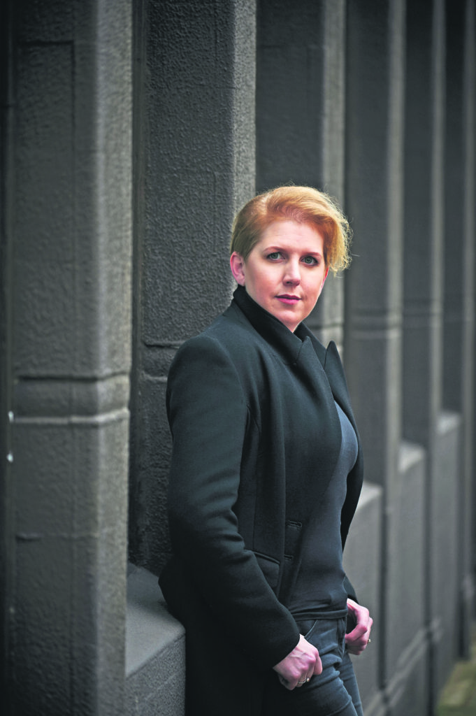 Clare Mackintosh στον ΕΤ: Πορεία εξερεύνησης της ανθρώπινης φύσης