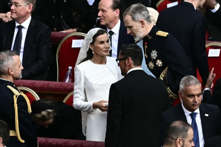 Βασίλισσα Λετίθια: Λαμπερή στην ενθρόνιση του Πάπα Λέοντα – Γιατί ήταν ντυμένη σαν νύφη