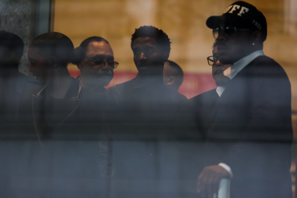 Sean Diddy Combs: Ανάγκασε τη φίλη του σε εξευτελιστικές σεξουαλικές πράξεις με συνοδούς – Η δ