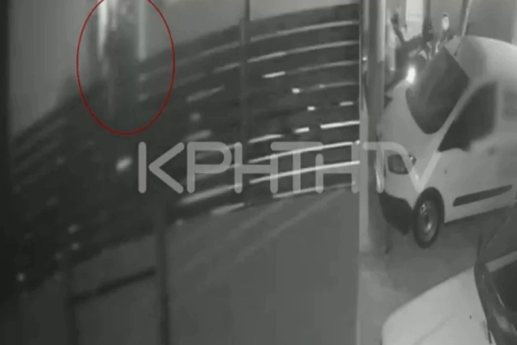 Ηράκλειο: Καρέ – καρέ η στιγμή που η γυναίκα πετά το νεογέννητο αγοράκι της στα σκουπίδια