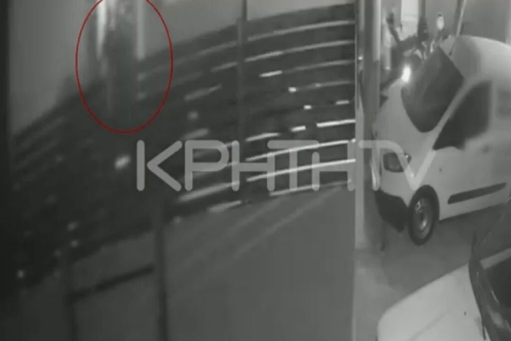 Ηράκλειο: Καρέ – καρέ η στιγμή που η γυναίκα πετά το νεογέννητο αγοράκι της στα σκουπίδια