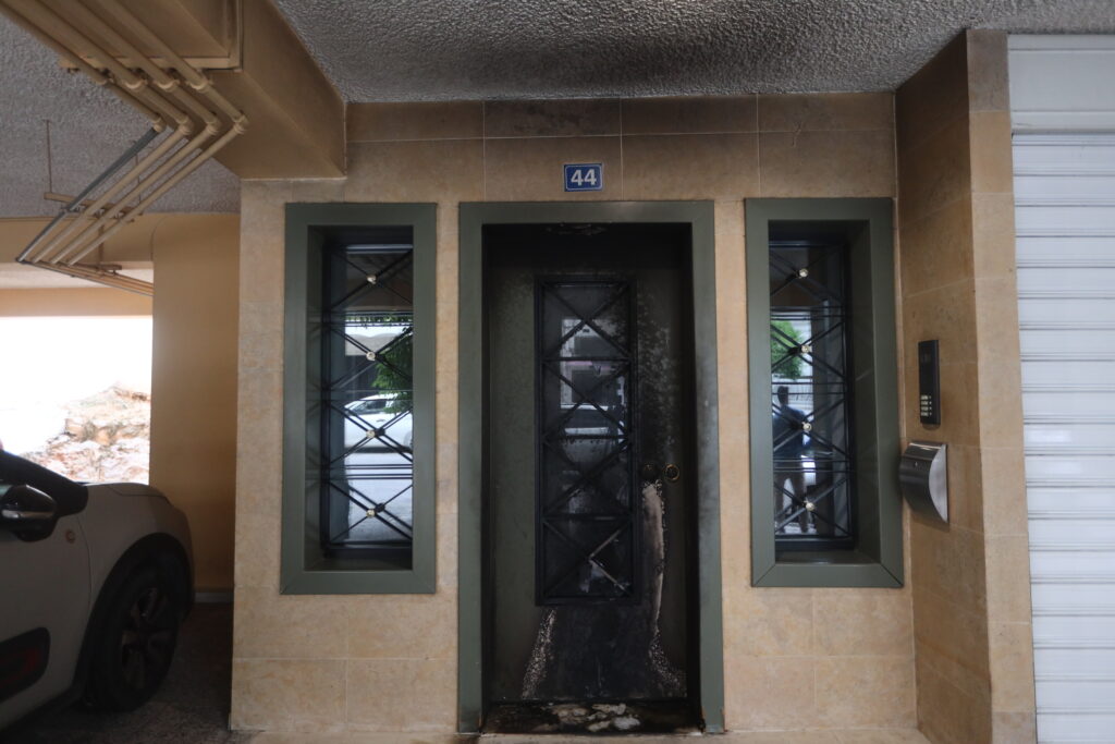 ΝΔ για επίθεση με γκαζάκια στο σπίτι του Μάξιμου Χαρακόπουλου: Οι θρασύδειλοι τραμπούκοι δεν μας φοβ