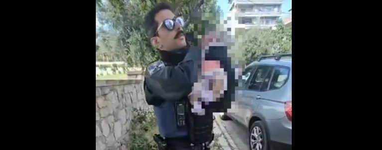 Άλιμος: Η συγκλονιστική στιγμή που αστυνομικός βρίσκει το μωρό δίπλα σε κάδο σκουπιδιών [βίντεο]