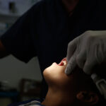 Η αλήθεια για το πώς η περιοδοντική νόσος και η τερηδόνα μπορεί να προκαλέσουν προβλήματα στην καρδιά