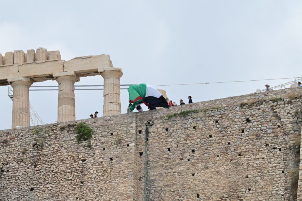 Ακρόπολη: Προσήχθησαν 12 άτομα της Νέας Αριστεράς επειδή ύψωσαν την παλαιστινιακή σημαία [Εικόνες]