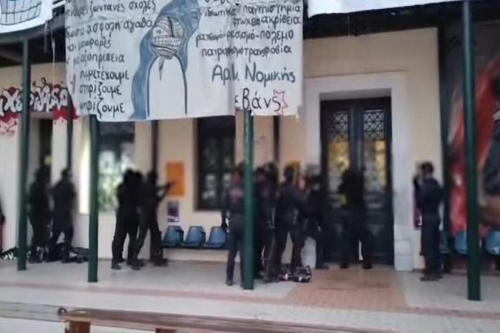 Νομική Σχολή Αθηνών: Βίντεο ντοκουμέντο από την αστυνομική επιχείρηση – 6 συλλήψεις 