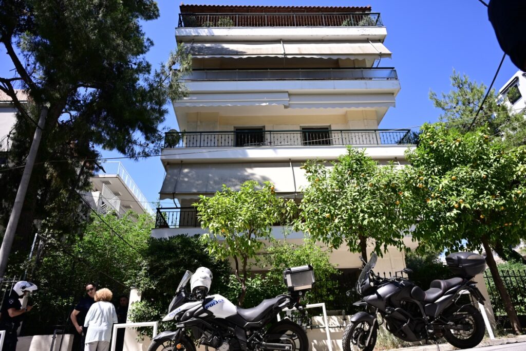 Δολοφονία στο Χαϊδάρι: Ο μητροκτόνος έκοψε τον λαιμό της μητέρας του με μαχαίρι – H συμπεριφορ