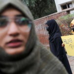 Γαλλία: Στα κάγκελα οι μουσουλμάνοι με τον Μακρόν – Προτείνει την απαγόρευση του χιτζάμπ σε κορίτσια κάτω των 15 ετών σε δημόσιους χώρους