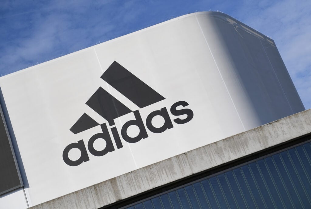 ADIDAS: Αυστηρή προειδοποίηση σε καταναλωτές – Έρχονται αυξήσεις τιμών λόγω των δασμών
