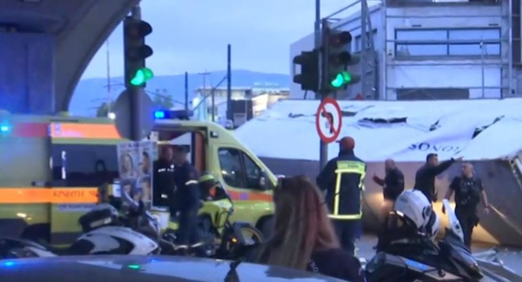 Σοκαριστικό τροχαίο: Φορτηγό έπεσε από τη γέφυρα στην Πέτρου Ράλλη στη Θηβών