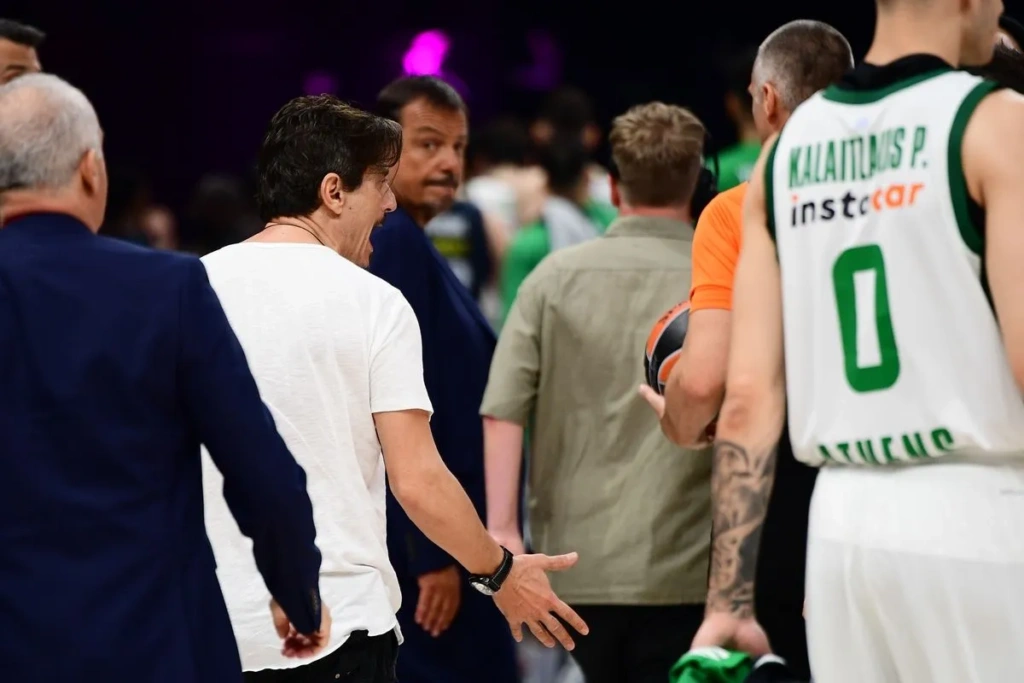 Euroleague – Final Four: Έξαλλος ο Γιαννακόπουλος, μπήκε στο παρκέ και φώναζε στους διαιτητές