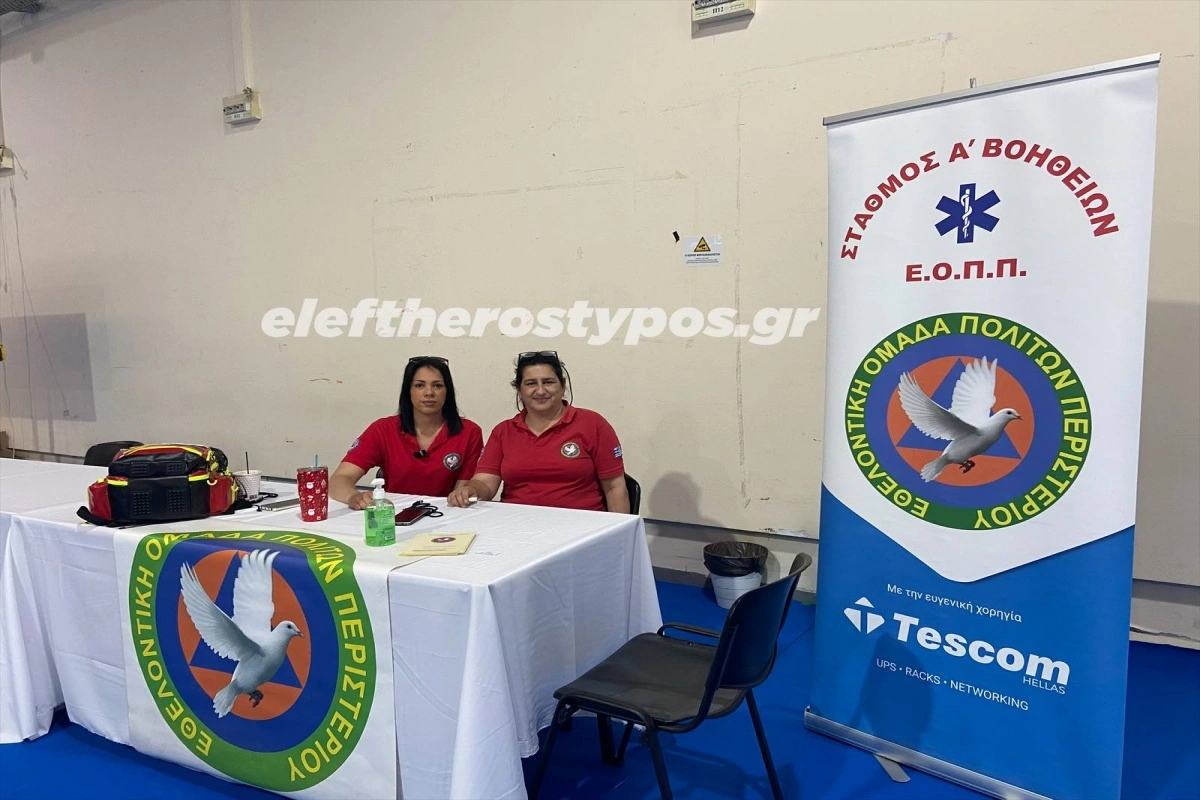 Στα δεξιά το μέλος της Εθελοντικής Ομάδας Πολιτών Περιστερίου και νοσηλεύτρια στο επάγγελμα, Αντιγόνη Μαρούλη