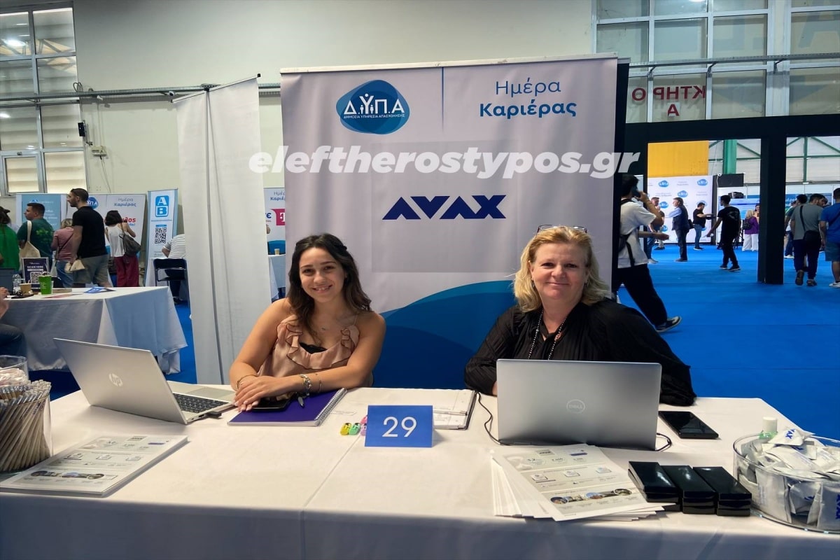 Στα δεξιά η υπεύθυνη του Talent Acoustic στο τμήμα Διαχείρισης Ανθρώπινου Δυναμικού, Άντι Εξάρχου