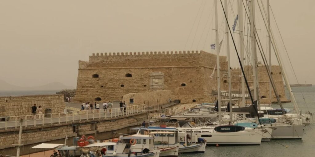 Αφρικανική σκόνη: Πνίγηκε η Κρήτη – Εκτακτη ενημέρωση από το υπουργείο υγείας