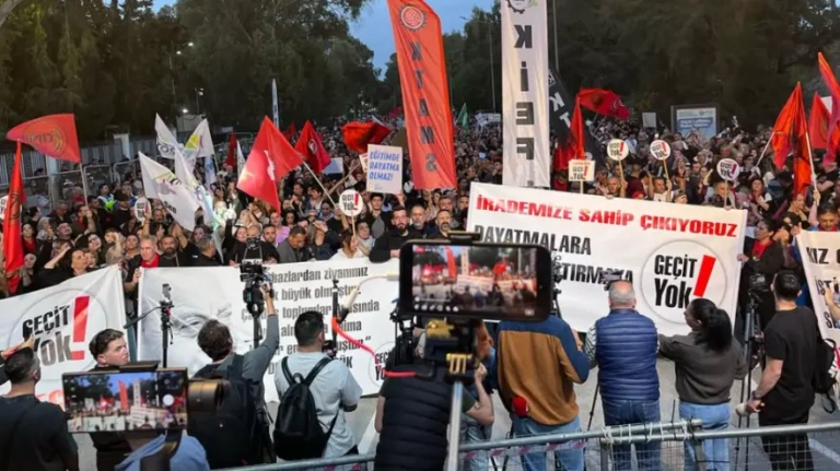 Κύπρος: Διαδηλώσεις και γενική απεργία στα κατεχόμενα – Μαζική διαμαρτυρία για τη μαντίλα στα σχολεία